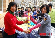 행복바통 넘겨받는 단양 자원봉사자들