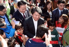 호반초등학교 찾은 안철수, 인기 절정