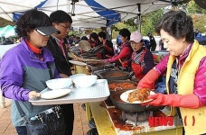 붕어찜 맛깔스럽네…진천 붕어마을 축제