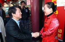 인천 차이나타운 찾은 안철수 대선 후보