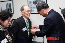 포장 달아주는 박승춘 처장