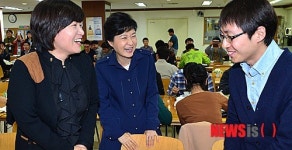 직원들과 인사 나누는 박근혜 후보