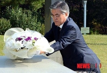 백범 김구 선생 묘에 헌화하는 문재인 대통령 후보