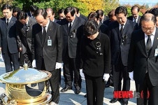 박정희 전 대통령의 33주기 추모식, 묵념하는 박근혜 후보