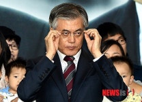 안경 고쳐쓰는 문재인 대통령 후보