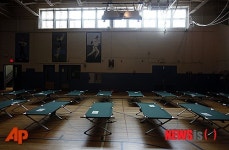 대피소로 바뀐 학교 체육관