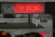 허리케인으로 텅 빈 은행 주차장