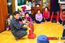 소화기 사용법 알려주는 소방직원