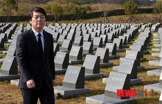 제주 4.3평화공원 묘비 둘러보는 안철수