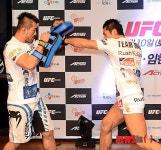 펀치 날리는 김동현