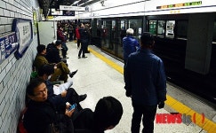 종로5가역 열차 운행 지연, 지하철 기다리는 시민들
