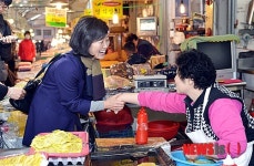 시장 상인 만나는 안 후보 부인 김미경 교수