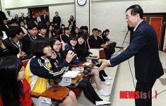 마이크 건네는 서울시장