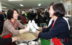 군산경로식당 찾은 안 후보 부인 김미경