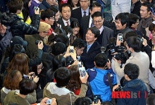 학생들과 악수 하며 강연장 나서는 안철수 후보