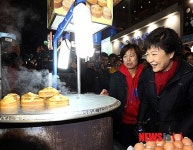 계란빵 구매 기다리는 박근혜 후보