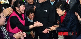 동마산 시장 상인들과 인사 나누는 박근혜 후보
