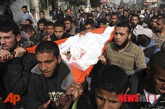 이스라엘의 공습으로 사망한 팔레스타인 청년의 장례식