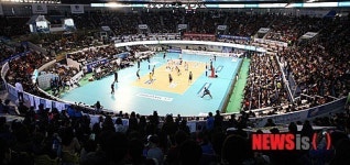 관중 가득 들어찬 삼성화재 vs 현대캐피탈 경기