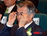 안경 고쳐쓰는 문재인 대통령 후보