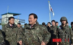 강창희 의장 첫소대장 임관 초소 방문