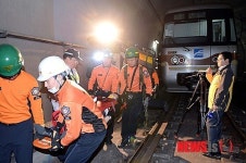 부산지하철 전동차끼리 충돌..40명 부상