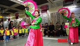 지하철역에서 즐기는 한국 전통무용