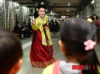 지하철역에서 펼쳐진 한국 전통무용 공연