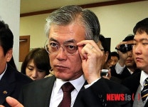 안경 고쳐쓰는 문재인 대통령 후보