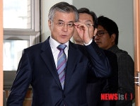 안경 고쳐쓰는 문재인 대통령 후보