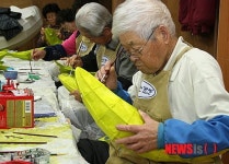 산천어등 만드는 어르신들