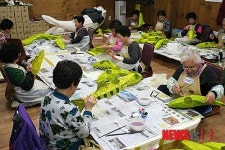 산천어등 만드는 어르신들
