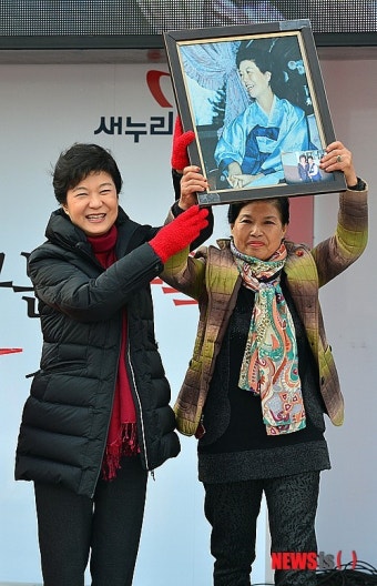 故 육영수 여사 사진 들어보이는 박근혜 후보