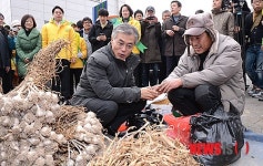신탄진 시장 찾은 문재인 대통령 후보