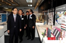 김황식 총리, KOTRA 중소기업 지원시설 시찰
