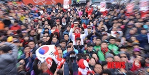 택시부광장에 모인 인파