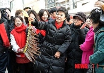 원통시장에서 코다리 구입하는 박근혜