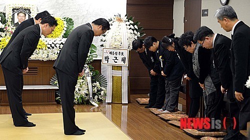 정진석 대통령실장, 제주항공 여객기 희생자들을 추모하는 조문식에 참여하여 함께 운영합니다