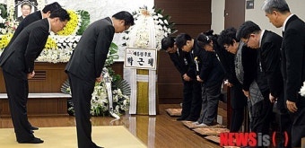 조문하는 정진석 국회의장 비서실장
