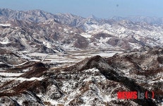 철책 너머로 보이는 북한 협동농장