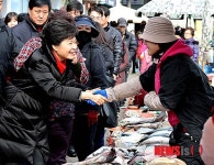 시장 상인들과 인사 나누는 박근혜 대통령 후보