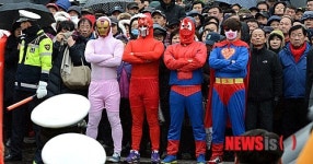 횡단보도 앞 슈퍼영웅들