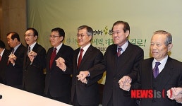민주계 인사들과 손 맞잡은 문재인 대통령 후보