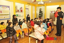 소화기 사용방법 설명듣는 어린이들