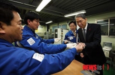 설명 듣는 김도연 국가과학기술위원장