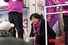 악수하는 이정희 후보