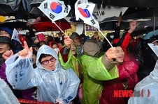 박근혜 후보 연호하는 진주 시민들