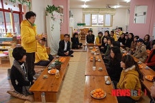 제주 어린이집 관계자와 얘기하는 한명숙 전 총리