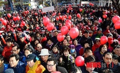 광장 가득 시민들