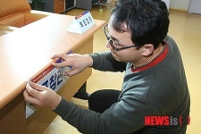 제18대 대선 투표소 설치하는 관계자